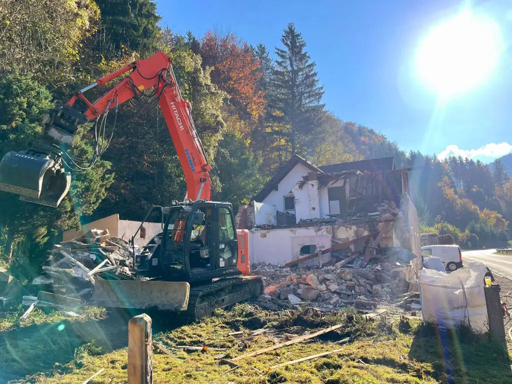 Bagger beim Abbruch eines Gebäudes mit sortenreiner Trennung des Abbruchmaterials.
