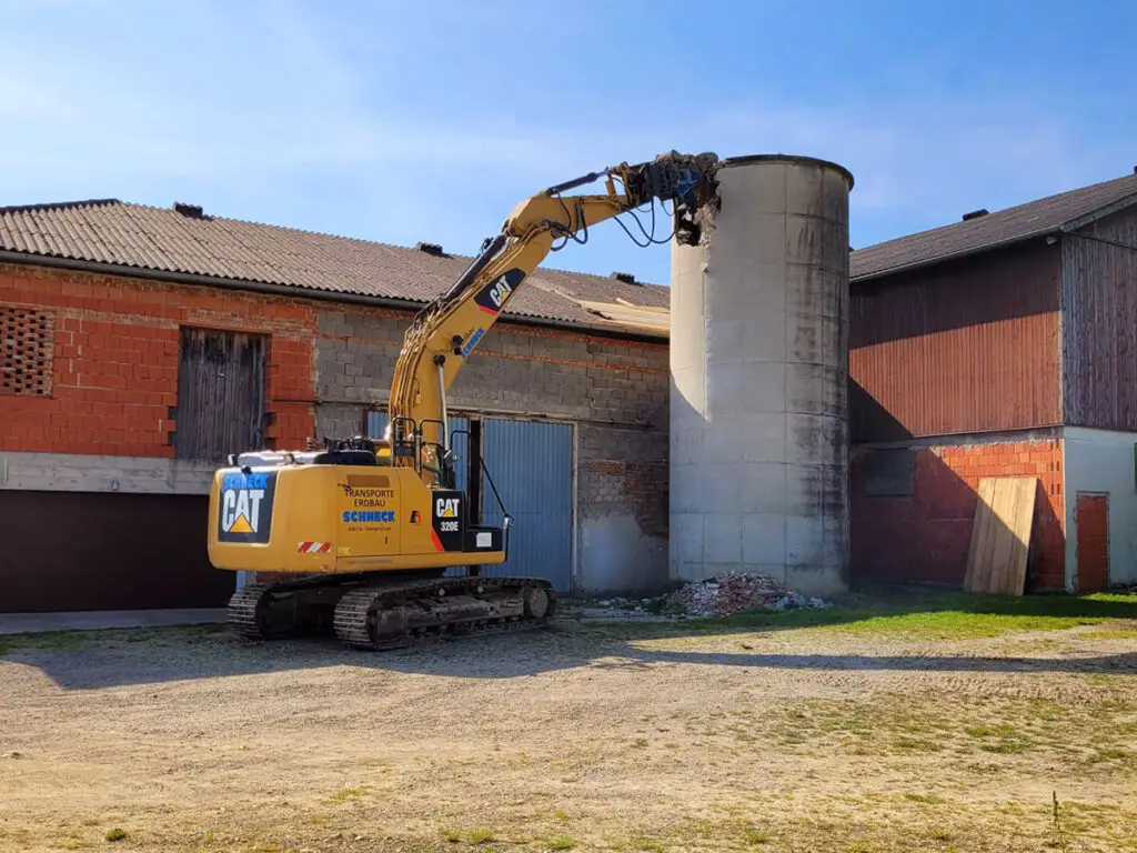 Abbrucharbeiten an landwirtschaftlichen Gebäuden mit Kettenbagger und Abbruchzange.