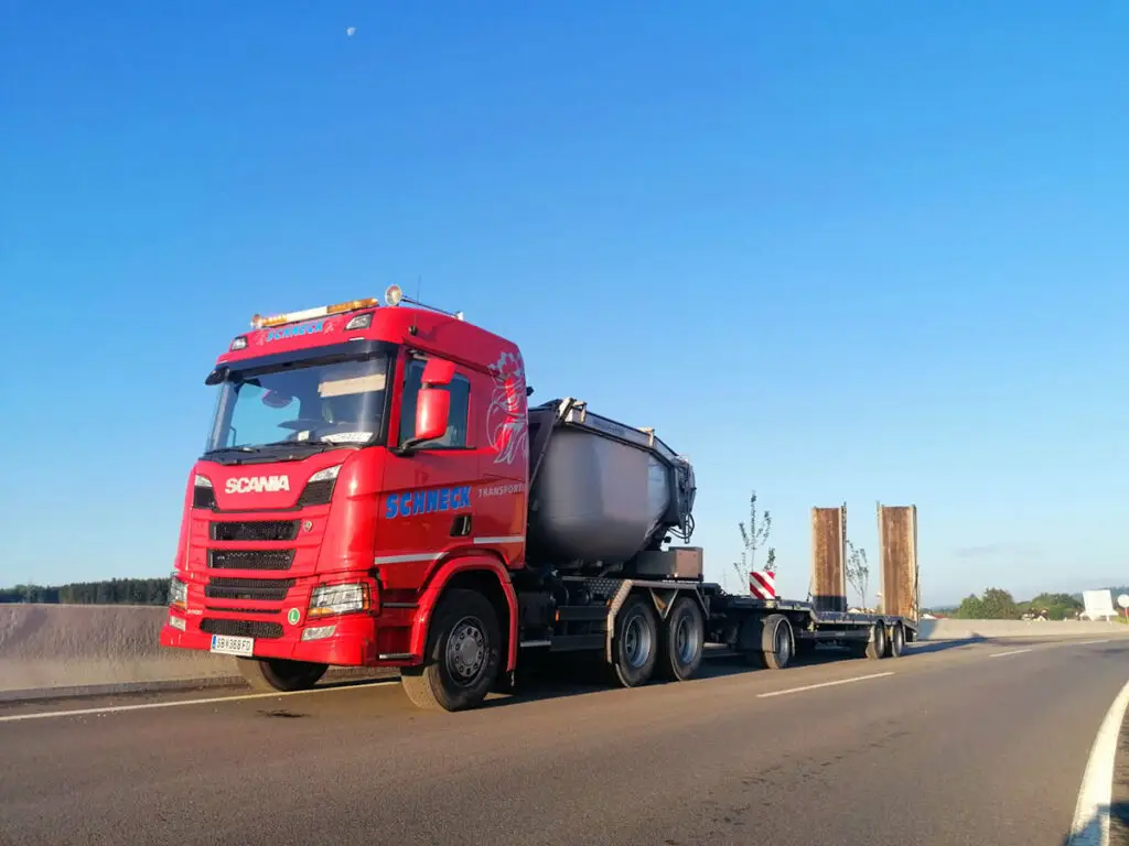 Asphaltmulde auf einer Großbaustelle beim Transport von Asphaltheißmischgut.
