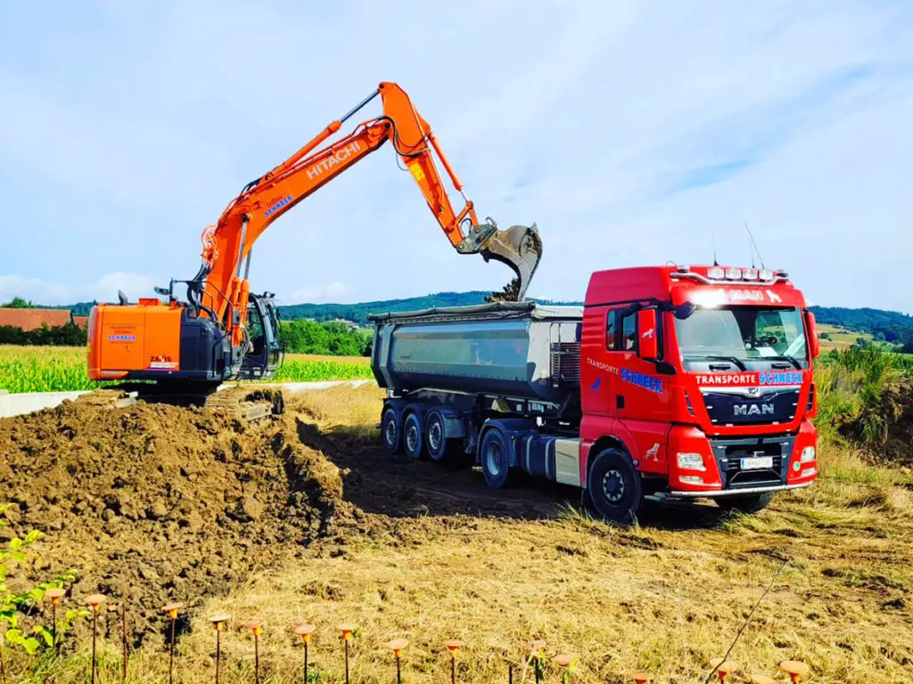 Verladung von Aushubmaterial auf einen LKW mittels Kettenbagger.