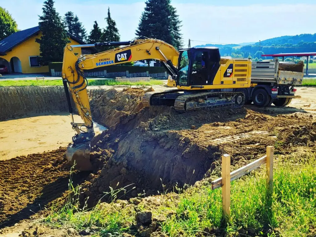 Herstellung eines Leitungsgrabens mit Kettenbagger im Zuge von Erdarbeiten.