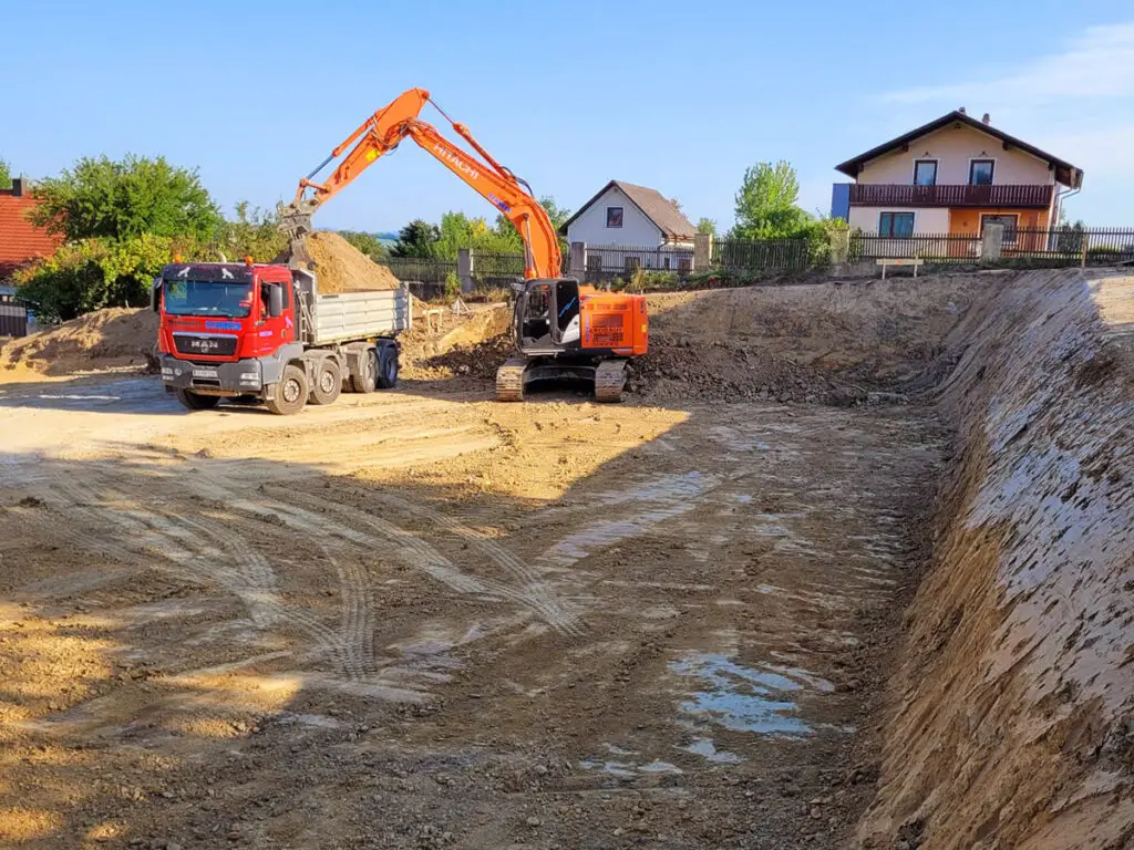 Aushubarbeiten für eine großflächige Baugrube im Wohnbau.