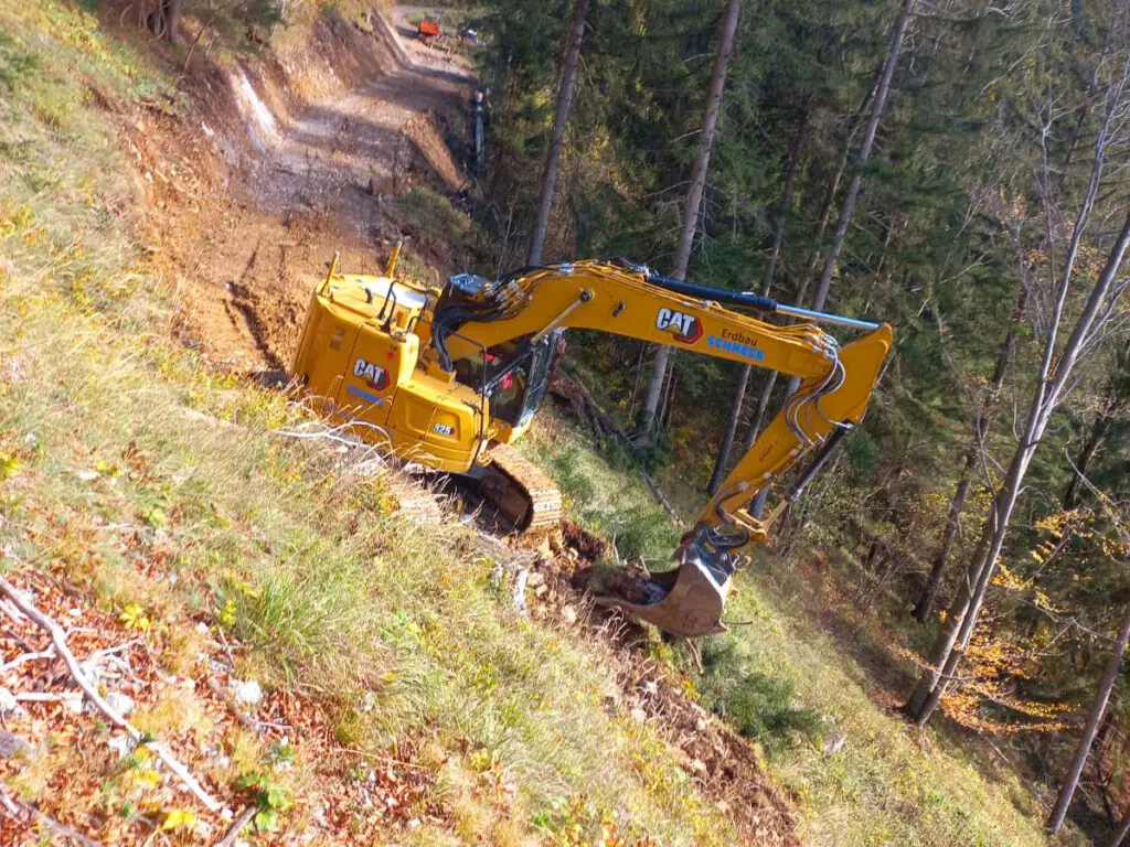 Herstellung einer Forststraße mit Böschungssicherung im Wald.