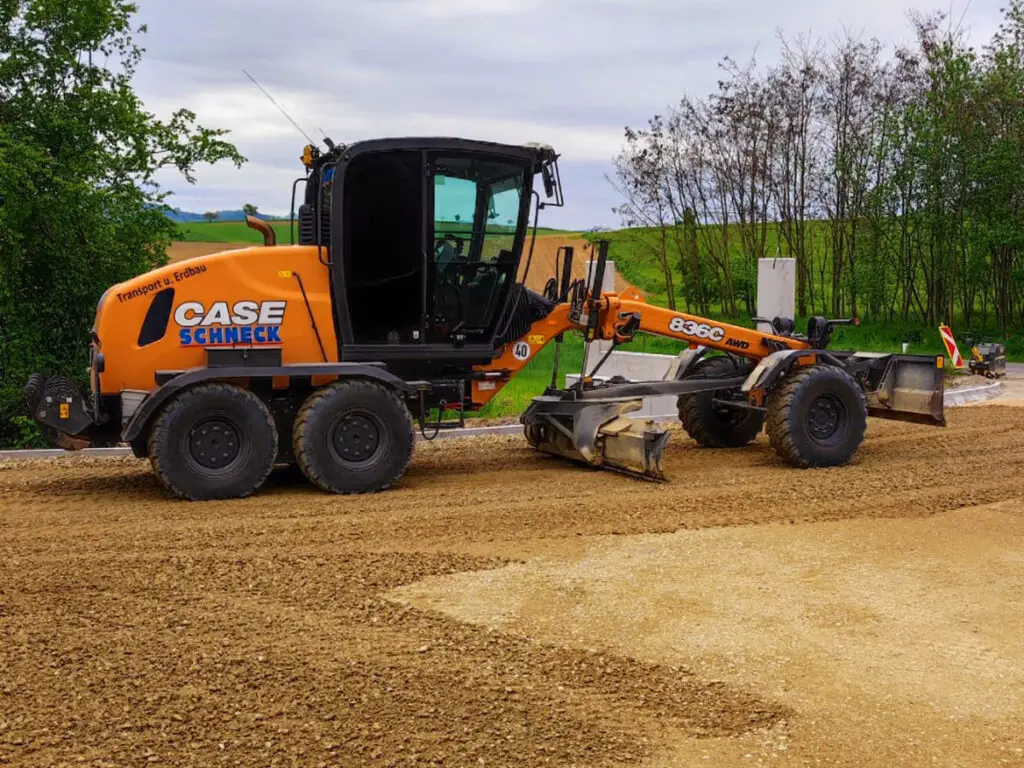 Motorgrader im Einsatz für exakte Planierungsarbeiten und Untergrundvorbereitung.