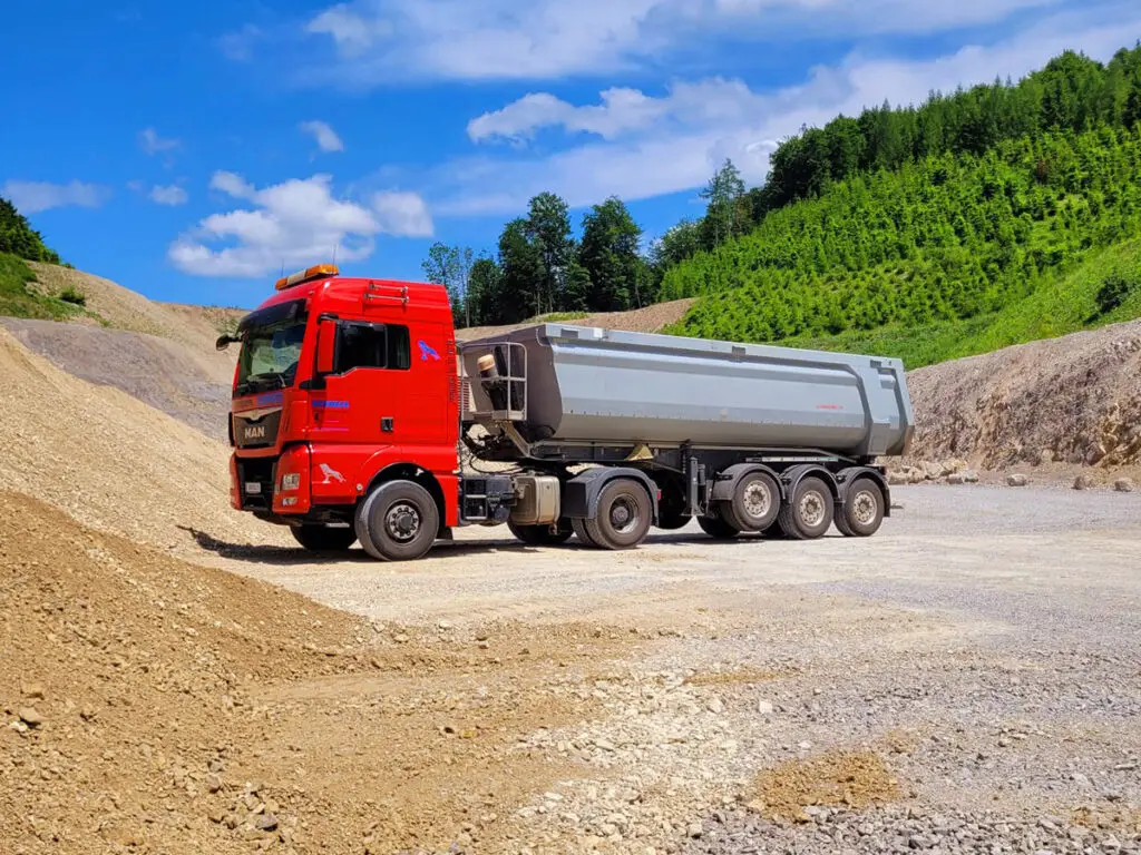 Schneck-Sattelkipper beim Schottertransport in einem Kies- und Schotterwerk.