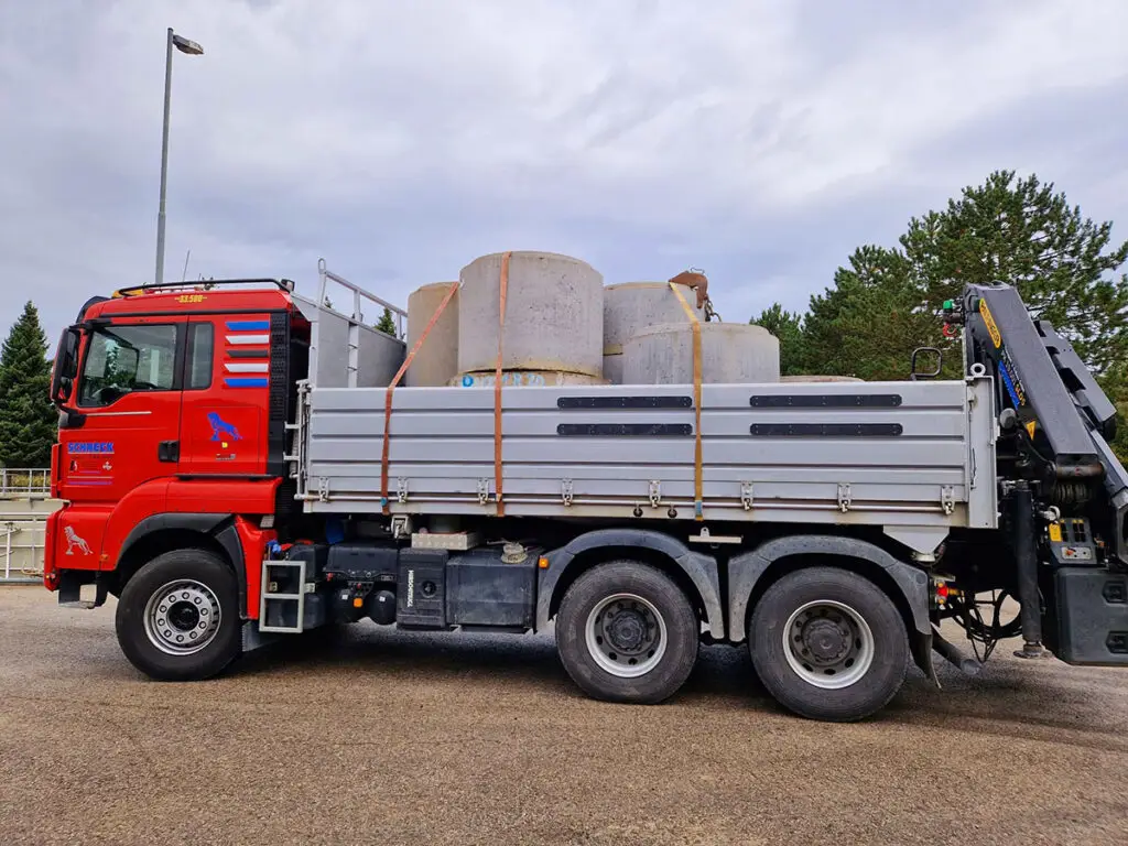 Kran-LKW mit großformatigen Betonfertigteilen für einen genehmigungspflichtigen Sondertransport.