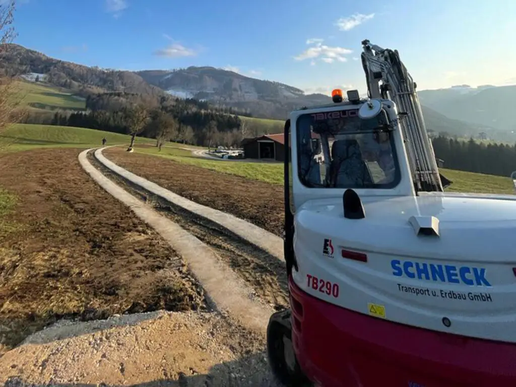 Neu angelegter Schotterweg im ländlichen Raum während der Bauphase.