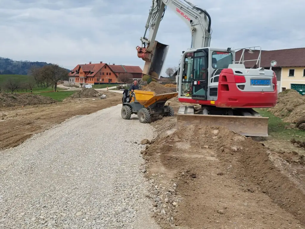 Wegebauarbeiten mit Bagger und Dumper zur Vorbereitung des Straßenunterbaus.