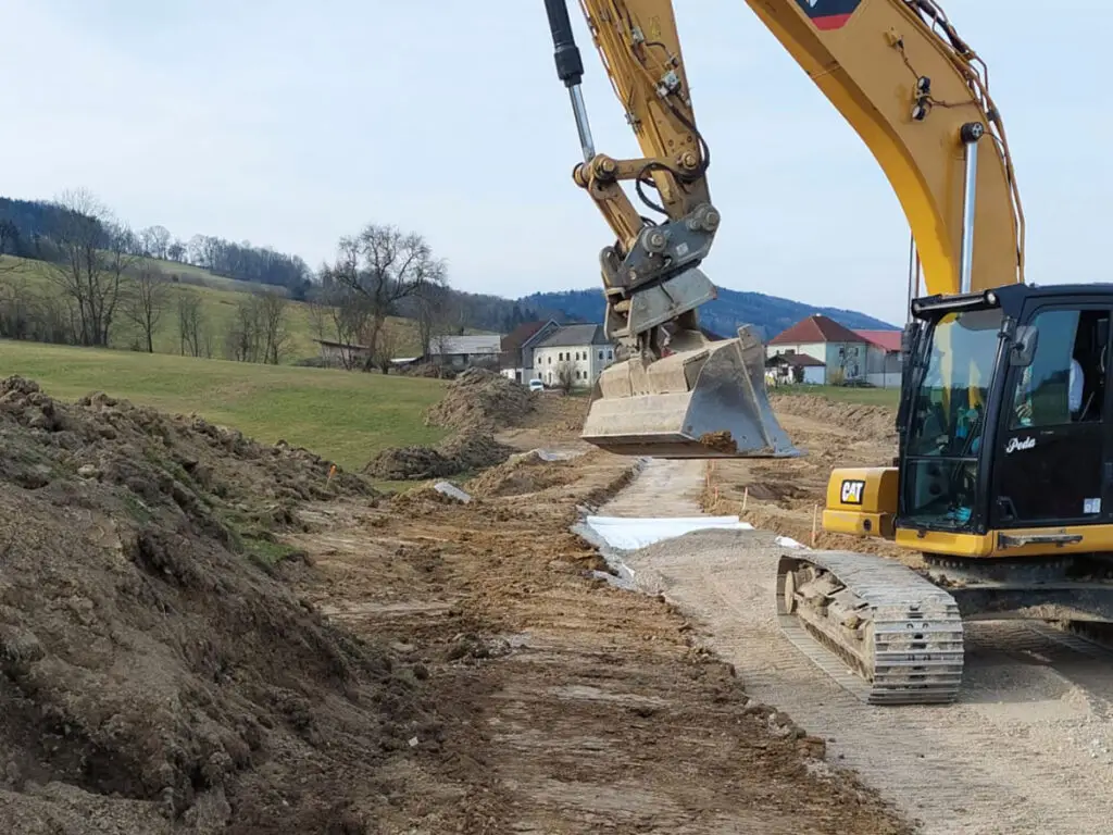 Präzise Planierungsarbeiten beim Ausbau einer Zufahrtsstraße.